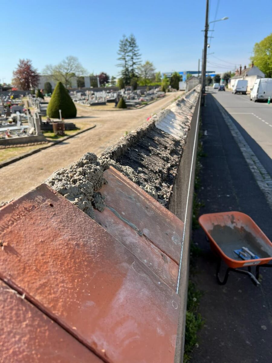 Pose de tuile faîtière cimetière Orléans Saint-Marceau Pose de tuile faîtière cimetière Orléans Saint-Marceau